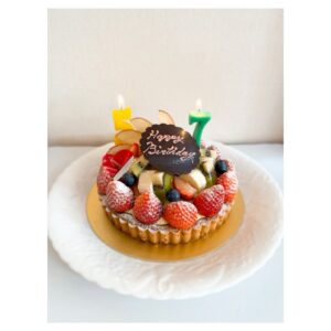 Suzuka Ohgo Instagram - お誕生日おめでとう😌

いつも本当にありがとう🍀
#ろうそく #7と5でって頼んだら #75で渡された #🤣 #長生きしてね #🎂