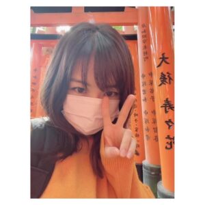 Suzuka Ohgo Instagram - 合わせたわけじゃないんだけどね。鳥居と色が同じだった😂
#kyoto #fushimiinari #japan #⛩ #🧡