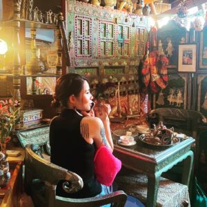 Suzumi Suzuki Instagram - Indian restaurant “Darjeeling “ in Nippori, Tokyo. 東京No.1 内装派手インド料理♪ クリームソーダは日暮里駅のニュートーキョー談話室にて。
#darjeeling #indianfood #tokyorestaurant