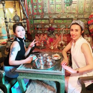 Suzumi Suzuki Instagram - Indian restaurant “Darjeeling “ in Nippori, Tokyo. 東京No.1 内装派手インド料理♪ クリームソーダは日暮里駅のニュートーキョー談話室にて。
#darjeeling #indianfood #tokyorestaurant