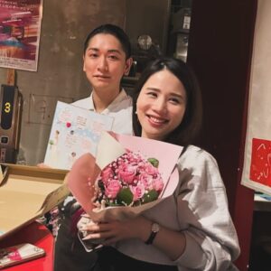 Suzumi Suzuki Instagram - 昨夜は本屋B&Bで原カントくんとともに半年間開いていた「夜の読書室」のメンバーの一部が再結集して結婚のお祝いしてくれましたっ！本がきっかけで皆様の輪が広がり、私にも新たな刺激が増えるこんな嬉しいことはなかなかありません。リモートで参加してくれた関西のメンバーも♪
夜の読書室は今年も下半期、固定の少人数メンバーでオンラインandリアルで開きたいと思っています！というか　@harakantokukett が開いてくれるはずです！ぜひ新しい方も参加してください！

お店は歌舞伎町へいらっしゃい。▶︎ @shun_smappa 
ホストで歌人で私の旦那さんでもある大将が歌舞伎町の中心で愛を握りますのでこちらも宜しくお願いします。