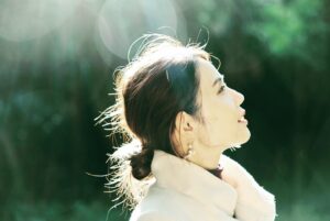 Suzumi Suzuki Instagram - 本日、『8cmヒールのニュースショー』発売です。書店で見かけたら手に取ってみていただけたら嬉しいです。
写真はHanako新年号より、対馬のパワースポットめぐり。©︎メグミ