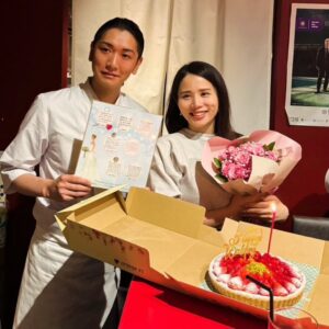 Suzumi Suzuki Instagram - 昨夜は本屋B&Bで原カントくんとともに半年間開いていた「夜の読書室」のメンバーの一部が再結集して結婚のお祝いしてくれましたっ！本がきっかけで皆様の輪が広がり、私にも新たな刺激が増えるこんな嬉しいことはなかなかありません。リモートで参加してくれた関西のメンバーも♪
夜の読書室は今年も下半期、固定の少人数メンバーでオンラインandリアルで開きたいと思っています！というか　@harakantokukett が開いてくれるはずです！ぜひ新しい方も参加してください！

お店は歌舞伎町へいらっしゃい。▶︎ @shun_smappa 
ホストで歌人で私の旦那さんでもある大将が歌舞伎町の中心で愛を握りますのでこちらも宜しくお願いします。