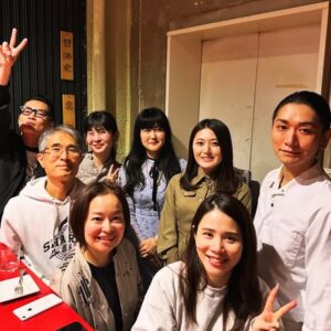Suzumi Suzuki Instagram - 昨夜は本屋B&Bで原カントくんとともに半年間開いていた「夜の読書室」のメンバーの一部が再結集して結婚のお祝いしてくれましたっ！本がきっかけで皆様の輪が広がり、私にも新たな刺激が増えるこんな嬉しいことはなかなかありません。リモートで参加してくれた関西のメンバーも♪
夜の読書室は今年も下半期、固定の少人数メンバーでオンラインandリアルで開きたいと思っています！というか　@harakantokukett が開いてくれるはずです！ぜひ新しい方も参加してください！

お店は歌舞伎町へいらっしゃい。▶︎ @shun_smappa 
ホストで歌人で私の旦那さんでもある大将が歌舞伎町の中心で愛を握りますのでこちらも宜しくお願いします。