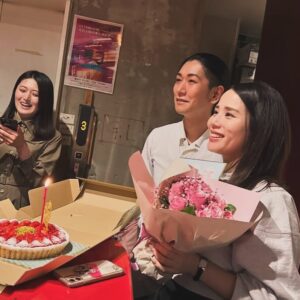 Suzumi Suzuki Instagram - 昨夜は本屋B&Bで原カントくんとともに半年間開いていた「夜の読書室」のメンバーの一部が再結集して結婚のお祝いしてくれましたっ！本がきっかけで皆様の輪が広がり、私にも新たな刺激が増えるこんな嬉しいことはなかなかありません。リモートで参加してくれた関西のメンバーも♪
夜の読書室は今年も下半期、固定の少人数メンバーでオンラインandリアルで開きたいと思っています！というか　@harakantokukett が開いてくれるはずです！ぜひ新しい方も参加してください！

お店は歌舞伎町へいらっしゃい。▶︎ @shun_smappa 
ホストで歌人で私の旦那さんでもある大将が歌舞伎町の中心で愛を握りますのでこちらも宜しくお願いします。