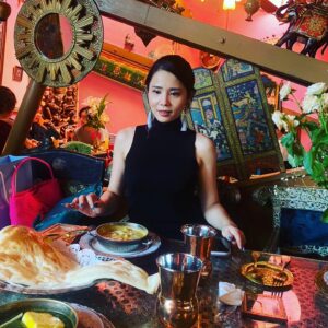Suzumi Suzuki Instagram - Indian restaurant “Darjeeling “ in Nippori, Tokyo. 東京No.1 内装派手インド料理♪ クリームソーダは日暮里駅のニュートーキョー談話室にて。
#darjeeling #indianfood #tokyorestaurant