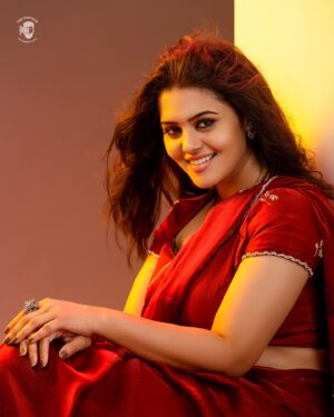 Swathishta Krishnan Instagram - RED 😍 
Shooting with this team is always 🔥🔥🔥
.
.
.
.
Blouse @askcouture.7 
Captured by @_pixel_perspective 
Jewellery @fineshinejewels 
MUAH @makeupartitstnaveen94 @nethramanju24makeupartist 
Saree draping @swathirao2257