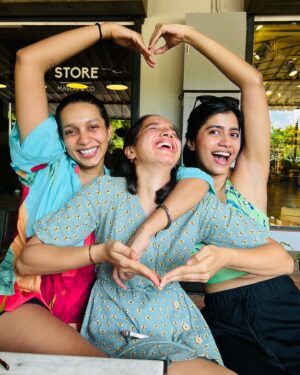 Swetha Gai Instagram - Each slide represents various levels of our friendship in a singular meeting 
.
.
#mygirls
