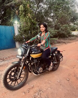 Swetha Gai Instagram - Babe 💛🖤
#mybikeandi #honda #blackandyellow #bigwing #rideordie