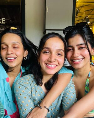 Swetha Gai Instagram - Each slide represents various levels of our friendship in a singular meeting 
.
.
#mygirls