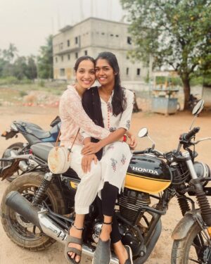 Swetha Gai Instagram - Two favourite moments from the past week! 

Been taking a huge break from social media to focus on practice, family, work, studying and training.

Being surrounded by people who genuinely love, accept and most importantly make me a better person is a special feeling♥️

Immensely empowered and happiest in this space 🤗
#lifeupdate #myelement