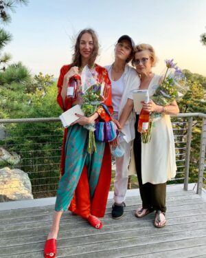 Sydney Lemmon Instagram - Moments after wrapping @hannaorganschi ‘s film Merci Poppy. Dizzy with happiness standing with great filmmakers Hanna Gray Organschi and Abigail Zealey Bess 🌹💖