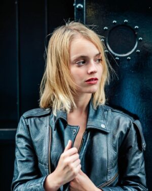 Sylvie Filloux Instagram - Shooting Rock 🤘

@sylvie.filloux ☀️
#shooting #photographer #fashionphotography #photographedemode #leathercoat #portrait #rocknroll #actress #parisienne