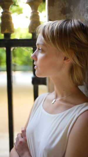 Sylvie Filloux Instagram - Shooting pour la marque de bijoux @mademoisellecome avec @laurent_masure 
#palaisroyal #summer #jewels #mouvement