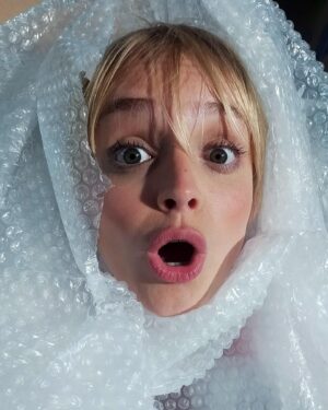 Sylvie Filloux Instagram - Surprise et papier bulle @mariusmusique @ornellafrosi @victor.halfen #clip #tournage #emotion #acting #fun