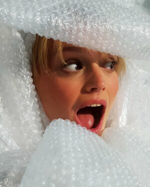 Sylvie Filloux Instagram - Surprise et papier bulle @mariusmusique @ornellafrosi @victor.halfen #clip #tournage #emotion #acting #fun