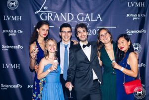 Sylvie Filloux Instagram - Élégamment diplômés🥂(non je n’ai pas passé l’entièreté de cette soirée pieds nus…)