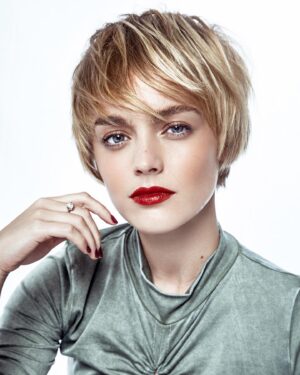 Sylvie Filloux Instagram - Modèle coiffure pour @alvarez_paris_ 
#haircut #model #lipstick