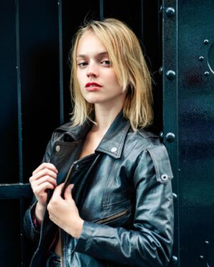 Sylvie Filloux Instagram - Shooting Rock 🤘

@sylvie.filloux ☀️
#shooting #photographer #fashionphotography #photographedemode #leathercoat #portrait #rocknroll #actress #parisienne