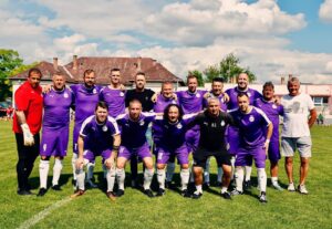 Széki Attila Instagram - Érkezünk Várpalota 😁😁💜💜💜⚽️⚽️

Ma délelőtt újra együtt az Újpest FC Öregfiúk csapata, az uticél Várpalota, ahol olyan csapatok ellen lép majd pályára, mint a Magyar Művész Válogatott, az MLSZ Team, a Veszprém vagy akár a Pécs 🔝

Egy jó hangulatú gyors találkozó a Sector Bistroban, ahol Véber Gyuri vezetésével összeraktuk az utazó keretet, mely így alakult:

Sándor Jenei, Zoltàn Tamàsi, Véber Gyuri, Kabát Péter, Curtis Attila Széki,  Sándor Bácsi,  Óvádi László, László Szucs, Balazs Pota, Norbert Kerényi, Ádám Privigyei, Tóvizi Tamás, Hornyák Ádám, Norbert Hajdú ⚽️