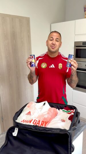 Széki Attila Instagram - AZ EB-re mindent bepakoltam👑⚽️🇭🇺
HAJRÁ XIXO / HAJRÁ MAGYAROK💜

www.xixojatek.hu

A nyitófülben található kód feltöltésével megnyerheted a 10 milliós fődíjat vagy a több mint 5000 nyeremény egyikét❗️

❌ ASZPARTÀM ÉS TARTÓSÍTÓSZER MENTES❌

   
@xixohungary 
#Xixo
#nyereményjaték 
#EB
#reklám