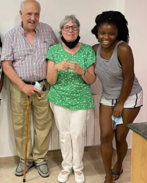 Tabita Best Instagram - Santi, per primera vegada en els últims 18 anys avui no escoltaré la teva veu desitjant-me un feliç aniversari. 
Has estat tantes coses per mi: el meu avi, el meu mentor, el meu professor, el meu mestre espiritual.
Si hi ha una cosa que m'has transmés durant aquest anys des que vaig arribar a Girona ha estat la inquietud per voler aprendre una mica més del món i m'has donat una base per crear-me la meva pròpia espiritualitat.
Malgrat sentir-me confosa pel teu comiat precipitat, em sento preparada per tirar endavant, i aixó en gran part ha estat gràcies a tu.

Descansa en pau Santi Thió i feliç aniversari Tabita

..........

Santi, for the first time in the last 18 years today I will not hear your voice wishing me a happy birthday.
You have been so many things to me: my grandfather, my mentor, my teacher, my spiritual master.
If there is something that you have transmitted to me during these years since I arrived in Girona it has been the hunger to want to learn a little more about the world and you have given me a basis to create my own spirituality.
Despite being confused by your hasty farewell, I feel ready to move on, and this has largely been thanks to you.

Rest in peace Santi Thió and happy birthday Tabita

................

Santi, pour la première fois depuis 18 ans, je n’entendrai pas ta voix me souhaiter un joyeux anniversaire.
Tu as été tellement de choses pour moi : mon grand-père, mon mentor, mon professeur, mon maître spirituel.
S’il y a une chose que tu m’as transmise depuis que je suis arrivé à Gérone, c’est l’inquiétude de vouloir apprendre un peu plus du monde et tu m’as donné une base pour créer ma propre spiritualité.
Même si je suis confuse par ton départ précipité, je me sens prête à aller de l’avant, et c’est en grande partie grâce à toi.

Repose en paix Santi Thió et joyeux anniversaire Tabita