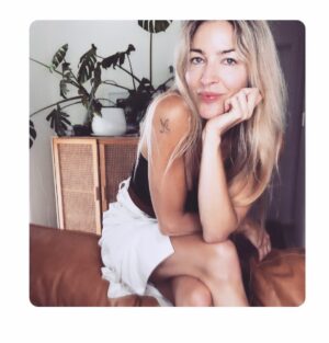 Tabrett Bethell Instagram -    

Monstera the Monster Protector 🌱

I couldn’t imagine not living plants ..

They are conscious..

Like loving family members and friends in your home..

The energy they give is so gifting..

🪴🪴🪴🪴

#grateful
