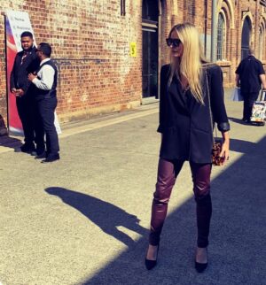 Tabrett Bethell Instagram - 💋 ASIYAM 💋

@asiyam.au was on 🔥 on the runway @ausfashionweek today ✨
So beautiful to bump into @wantedandwildboutique 
@silverfoxmgmt #AFW #australianfashionweek2024
Roxy has the best laugh 🥰

Oh and I never thought my legs would enter into maroon leather pants again- but it happened!!!
If you know you know xxx
