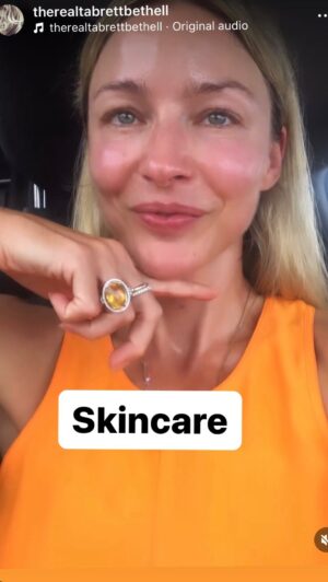 Tabrett Bethell Instagram - Get your glow on 🌸

20 minute 4 step aqua facial @laserclinics 

Laser Clinics are everywhere in Australia..

#Australia #skin #beauty #facial #laserclinics