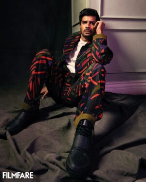 Tahir Raj Bhasin Instagram - Black Magic 🛹 w/ @filmfare

Image: @meeteshtaneja 
Styled by: @pallakhshah with @himanyasingh
MUA: @namratagurbanihairandmakeup 
Wadrobe: @nirmooha
Footwear: @melissashoesindia 
Jewellery: @inoxjewelryin