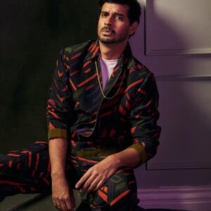 Tahir Raj Bhasin Instagram - Black Magic 🛹 w/ @filmfare

Image: @meeteshtaneja 
Styled by: @pallakhshah with @himanyasingh
MUA: @namratagurbanihairandmakeup 
Wadrobe: @nirmooha
Footwear: @melissashoesindia 
Jewellery: @inoxjewelryin