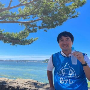 Taichi Masu Instagram - 🌏
空と海と
ラムネとアマモ。

#海の公園
#２枚目は選別中のアマモのタネ
#３枚目は珍しく野外環境下にある後呂さん

#日本列島ブルーカーボンプロジェクト
#ブルーカーボン

※ちなみに背景の海に見えている緑はアオサ。
　増え過ぎても困っちゃう難しいやつです‥
