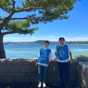 Taichi Masu Instagram - 🌏
空と海と
ラムネとアマモ。

#海の公園
#２枚目は選別中のアマモのタネ
#３枚目は珍しく野外環境下にある後呂さん

#日本列島ブルーカーボンプロジェクト
#ブルーカーボン

※ちなみに背景の海に見えている緑はアオサ。
　増え過ぎても困っちゃう難しいやつです‥