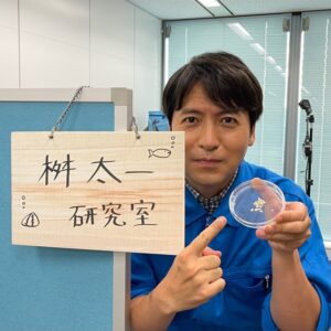 Taichi Masu Instagram - 🌏
決して、大げさに
顔を近づけているわけではありません

本当にこれくらいしないと
見つけられない生き物なんです😂

その名は『粘菌(ねんきん)』

#所さんの目がテン
#桝太一の生き物バンザイ
#史上最もマニアックな持ち込み企画

#２枚目が粘菌の実物です
#意外とかわいい

#でも動物でも植物でもキノコでもありません
#ここから変形します
#実は動きます
#迷路を解くのが上手です
#粘菌

関東では明日朝７時から放送📺
マニアック過ぎる放送、お楽しみに！笑