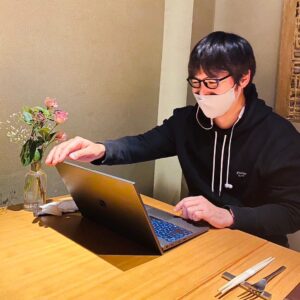 Taichi Masu Instagram - 🌏
少し気が早いですが、
2022年も ありがとうございました。

インスタグラムに載せるような
映える写真を撮ることもあまり無い日々でしたが、

大学初年度は、サイエンスを伝える
色々な場所と人を巡って働きかけて、
"仕込み"にいそしんできたつもりです。

本当に頭の中いっぱいになるくらい
(若干こぼれ落ちていくくらい‥笑)
多くのインプットの機会をもらえました。

次は、
アウトプットで形にして
送り出せるかどうか‥頑張ります。

何はともあれ皆さま、
どうか穏やかに健やかに
良いお年をお過ごし下さい🐯🐰

#１枚目
#わかる人にはわかる研究開発機構🌊

#２枚目
#東京京都リモート
#忙しい風のオーラを不当に出した疑いで
#後輩に証拠写真を撮られました
@ushiro_arisa 

来年のバンキシャは1/8(日)からです！

#真相報道バンキシャ