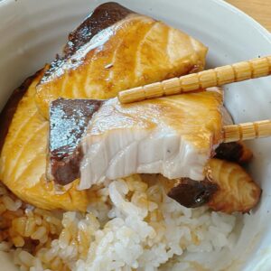 Taichi Masu Instagram - 🐟
シンプルに１分で完成、
能登寒ブリの照り焼き丼。

脂のノリがやばすぎました。

#北陸の海の幸
#食べて応援

#さばくのには２時間かかった😂