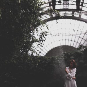 Taisiya Sheremet Instagram - Зашла я значит в архив сторис и увидела что жила без блога 4 месяца... За это время моя жизнь действительно перевернулась и я сама до конца не поняла как это вообще произошло. Я бежала не оглядываясь и вот только сейчас остановилась
⠀
Осознание не пришло до сих пор. 4 месяца в моей жизни происходил хаос, рассыпалось в пыль всё. Что-то я разрушала своими руками, что-то разрушалось само потому что дальше оно как прежде существовать не могло. Череда резких решений, глупых ошибок и маленьких побед привели меня сейчас туда где я есть.
⠀
Я сейчас пытаюсь построить свою жизнь снова, я снесла тот гнилой фундамент, что стоял раньше в основании меня, теперь я закладываю новый. Я в начале пути и оказывается строить что угодно довольно сложно и переодически больно, очень больно!
⠀
Моя жизнь перестала быть похожа на пиздец, примерно неделю назад, до этого 4 месяца она была именно им... За 4 месяца я отвыкла от камеры, от обратной связи, от директа, от нормальной жизни и от вас.
⠀
Я хотела подождать ещё месяц, за это время наладить свою жизнь и после этого показаться в блоге, мол вот смотрите какая у меня новая классная жизнь, которую я сама себе сделала, но я поняла что это ошибка, классная жизнь не строится за месяц, ведь только на снос старой их ушло 4.
⠀
Я не люблю красивые даты, знаки и начинания с понедельника, но я поняла что если я в ближайшее время не займусь блогом, то я этого не сделаю никогда, а блог я люблю и по вам скучаю. Я выбрала ближайшую красивую дату — 1 марта, понедельник, первый день весны. Поэтому...
⠀
Привет! Меня зовут Тася, я теперь блогер и это мой первый пост