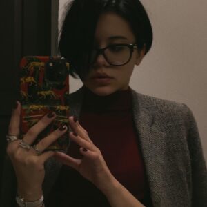 Taisiya Sheremet Instagram - Самый тривиальный пост в моей жизни или 19 вещей, которые я поняла к своим 19 годам.
⠀
1. Главное отличие взрослого от ребёнка. Взрослый боится, но идёт — ребёнок просто боится.
⠀
2. Невозможно угодить всем. Вопрос в том кого «ок» разочаровывать. Это про расстановку приоритетов, не каждый заслуживает влиять на тебя.
⠀
3. Жизнь — объемный кусок кораллового рифа. Ребёнок смотрит на этот кусок под одним и тем же углом через очень узкое отверстие. Взрослеть — это расширять отверстие и менять угол.
⠀
4. Потребность в заботе о себе — не слабость. Никто не железный, у всех есть предел прочности.
⠀
5. Лайфблоги — новые модные журналы. Никто не покажет больше чем хотел, поэтому ориентироваться на это не нужно.
⠀
6. Интернет и депрессия — страшное сочетание. Многочасовой просмотр видео в ТикТоке дарит радость — факт. Проблема в том, что это — опасная иллюзия жизни, время прошло, а ты все лежишь в грязной квартире, которую никто кроме тебя не уберёт. Жизнь твоя и только ты можешь с ней что-то сделать
⠀
7. Очень важно чтобы круг Хармана не превратился в треугольник Карпмана.
⠀
8. Делай, что должен, и будь, что будет.
⠀
9. Не новости, но события. Не уровень, но тренд. Обсуждать идеи, а не события, и уж тем более не людей.
⠀
10. Все возможно если ты охуел до нужной степени.
⠀
11. Время в любом случае пройдёт, начини что хотел сейчас.
⠀
12. Не нужно спасать родителей, яйцо курицу не спасёт, не изменит и ничему не научит.
⠀
13. Свобода = ответственность. Всегда.
⠀
14. Черно-белый взгляд на мир в любом случае просасывает.
⠀
15. Стань сам себе родителем и перестань искать это в других людях. Верь себе. Справишься.
⠀
16. Тревожно-избегающий тип привязанности это сложно. Быть в близости значит быть в уязвимости, чтобы позволить себе такое нужно много много смелости.
⠀
17. Взрослых не существует, все мы раненые дети. Поэтому наш мир такой какой он есть. Каждый латает эти дыры по-своему. Секс, наркотики, трудоголизм, стремление к непомерному количеству  денег — только часть списка.
⠀
18. Счастливый человек не делает другим больно. Весь этот пиздец, он не от хорошей  жизни.
⠀
19.Просить о помощи это про силу, а не про слабость.

P.s: Если что поздравления принимаются под этим постом♥️
