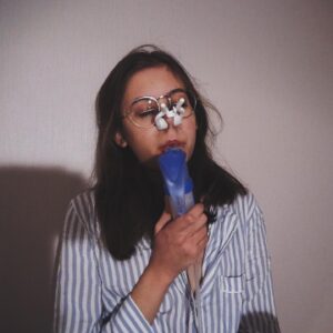 Taisiya Sheremet Instagram - Честно… я переписываю этот пост раз двадцатый и все еще не знаю что ж мне блять сказать… В сущности нечего, я просто хочу чтобы вы знали — государство в очередной раз пытается нас убить. Нас 4.000 человек на всю Россию, у каждого из нас муковисцидоз
⠀
Муковисцидоз без адекватного лечения это мучительная и очень страшная смерть от инфекции, удушья, худобы. Сами посудите:
⠀
Пища не усваивается, у пациента постоянные поносы и рвота. Человек совсем не набирает вес, а легкие забивает густая слизь, в ней заводятся разные бактерии, вызывающие интоксикацию. Человека лихорадит. Слизь мешает вдохнуть, ты тонешь в ней, легкие слипаются и срастаются, потом появляются разрывы, кровотечения и рубцы. Потом цирроз печени, отказывают почки, не выдерживает сердце — тахикардия, одышка, обмороки, кислородное голодание. Психика тоже сдает: депрессивные эпизоды, нежелание лечиться и суицидальные мысли… Ну а конец вы знаете, в России он наступает в 18-20 лет
⠀
Страшно ведь так?
А знаете что еще страшнее?
⠀
Знать, что с муковисцидозом можно жить иначе, знать что во всем цивилизованном мире уже нет этих ужасов. Вместо них — бесплатная базовая терапия, с которой МВ пациенты счастливо живут до пенсии.  Здорово правда? А вот у нас не здорово, у нас страшно, у нас  государство насильно вписывает тебя в тот сценарий с мучительной смертью от удушья
⠀
…
⠀
У муковисцидоза есть стандарт лечения:
⠀
▫️Фармакология: ферменты для набора веса, высококалорийное белковое питание, доступные оригинальные антибиотики, чтобы уничтожать инфекцию в легких, препараты для печени и почек, препараты для разжижения мокроты
▫️Приборы и расходники: ингаляторы, тренажеры дыхания, дренажные батуты и жилеты, пульсоксиметры, гастростомы, инсулиновые помпы, а еще трубки, переходники, сменные блоки и фильтры для всего этого
▫️Услуги: скрининг, полное обследование раз в полгода, регулярные биохимии и посевы. Еще помощь врачей, медсестер, физиотерапевтов и психологов. ▫️Специальные больницы для МВ больных в которых стерильно и нет перекрестного инфицирования
⠀
И этот стандарт работает, да он не устраняет первопричину, но зато сводит последствия болезни к минимуму. Эту терапию в полной мере уже сейчас получают люди
⠀
Далее