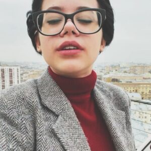 Taisiya Sheremet Instagram - Самый тривиальный пост в моей жизни или 19 вещей, которые я поняла к своим 19 годам.
⠀
1. Главное отличие взрослого от ребёнка. Взрослый боится, но идёт — ребёнок просто боится.
⠀
2. Невозможно угодить всем. Вопрос в том кого «ок» разочаровывать. Это про расстановку приоритетов, не каждый заслуживает влиять на тебя.
⠀
3. Жизнь — объемный кусок кораллового рифа. Ребёнок смотрит на этот кусок под одним и тем же углом через очень узкое отверстие. Взрослеть — это расширять отверстие и менять угол.
⠀
4. Потребность в заботе о себе — не слабость. Никто не железный, у всех есть предел прочности.
⠀
5. Лайфблоги — новые модные журналы. Никто не покажет больше чем хотел, поэтому ориентироваться на это не нужно.
⠀
6. Интернет и депрессия — страшное сочетание. Многочасовой просмотр видео в ТикТоке дарит радость — факт. Проблема в том, что это — опасная иллюзия жизни, время прошло, а ты все лежишь в грязной квартире, которую никто кроме тебя не уберёт. Жизнь твоя и только ты можешь с ней что-то сделать
⠀
7. Очень важно чтобы круг Хармана не превратился в треугольник Карпмана.
⠀
8. Делай, что должен, и будь, что будет.
⠀
9. Не новости, но события. Не уровень, но тренд. Обсуждать идеи, а не события, и уж тем более не людей.
⠀
10. Все возможно если ты охуел до нужной степени.
⠀
11. Время в любом случае пройдёт, начини что хотел сейчас.
⠀
12. Не нужно спасать родителей, яйцо курицу не спасёт, не изменит и ничему не научит.
⠀
13. Свобода = ответственность. Всегда.
⠀
14. Черно-белый взгляд на мир в любом случае просасывает.
⠀
15. Стань сам себе родителем и перестань искать это в других людях. Верь себе. Справишься.
⠀
16. Тревожно-избегающий тип привязанности это сложно. Быть в близости значит быть в уязвимости, чтобы позволить себе такое нужно много много смелости.
⠀
17. Взрослых не существует, все мы раненые дети. Поэтому наш мир такой какой он есть. Каждый латает эти дыры по-своему. Секс, наркотики, трудоголизм, стремление к непомерному количеству  денег — только часть списка.
⠀
18. Счастливый человек не делает другим больно. Весь этот пиздец, он не от хорошей  жизни.
⠀
19.Просить о помощи это про силу, а не про слабость.

P.s: Если что поздравления принимаются под этим постом♥️