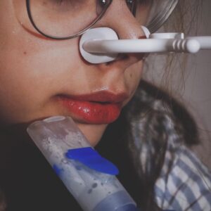 Taisiya Sheremet Instagram - Честно… я переписываю этот пост раз двадцатый и все еще не знаю что ж мне блять сказать… В сущности нечего, я просто хочу чтобы вы знали — государство в очередной раз пытается нас убить. Нас 4.000 человек на всю Россию, у каждого из нас муковисцидоз
⠀
Муковисцидоз без адекватного лечения это мучительная и очень страшная смерть от инфекции, удушья, худобы. Сами посудите:
⠀
Пища не усваивается, у пациента постоянные поносы и рвота. Человек совсем не набирает вес, а легкие забивает густая слизь, в ней заводятся разные бактерии, вызывающие интоксикацию. Человека лихорадит. Слизь мешает вдохнуть, ты тонешь в ней, легкие слипаются и срастаются, потом появляются разрывы, кровотечения и рубцы. Потом цирроз печени, отказывают почки, не выдерживает сердце — тахикардия, одышка, обмороки, кислородное голодание. Психика тоже сдает: депрессивные эпизоды, нежелание лечиться и суицидальные мысли… Ну а конец вы знаете, в России он наступает в 18-20 лет
⠀
Страшно ведь так?
А знаете что еще страшнее?
⠀
Знать, что с муковисцидозом можно жить иначе, знать что во всем цивилизованном мире уже нет этих ужасов. Вместо них — бесплатная базовая терапия, с которой МВ пациенты счастливо живут до пенсии.  Здорово правда? А вот у нас не здорово, у нас страшно, у нас  государство насильно вписывает тебя в тот сценарий с мучительной смертью от удушья
⠀
…
⠀
У муковисцидоза есть стандарт лечения:
⠀
▫️Фармакология: ферменты для набора веса, высококалорийное белковое питание, доступные оригинальные антибиотики, чтобы уничтожать инфекцию в легких, препараты для печени и почек, препараты для разжижения мокроты
▫️Приборы и расходники: ингаляторы, тренажеры дыхания, дренажные батуты и жилеты, пульсоксиметры, гастростомы, инсулиновые помпы, а еще трубки, переходники, сменные блоки и фильтры для всего этого
▫️Услуги: скрининг, полное обследование раз в полгода, регулярные биохимии и посевы. Еще помощь врачей, медсестер, физиотерапевтов и психологов. ▫️Специальные больницы для МВ больных в которых стерильно и нет перекрестного инфицирования
⠀
И этот стандарт работает, да он не устраняет первопричину, но зато сводит последствия болезни к минимуму. Эту терапию в полной мере уже сейчас получают люди
⠀
Далее
