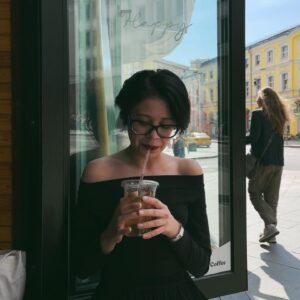 Taisiya Sheremet Instagram - «Я, игемон, говорил о том, что рухнет храм старой веры и создаться новый храм истины»
⠀
Ладно-ладно, каюсь. Простите, но я не могла удержаться от этой позёрской отсылки.
⠀
Речь идёт о моих розово-сопливых фотографиях в блоге, которые мне уже осточертели. Я больше не могу их видеть, что угодно лучше чем эти сопли в пастельно-жвачных тонах с фильтром 05 VSCO. Ну согласитесь?
⠀
Страшно вспомнить, но я придумала эту визуальную концепцию в далеком 2018 году, на заре этого блога. В то радужное безковидное время, она казалась мне гениальной, выверенной и слегка загадочной. То, что надо.
⠀
Думаю очевидно — я выросла из нее.
⠀
Справедливости ради скажу — этот блог окончательно перестал отражать мою личность примерно с ноября 2020 года.
⠀
Я тут недавно экспериментировала, лазая по архиву. И кое-что поняла — по количеству и качеству контента можно последовательно, с точностью до дней, отследить как, я кубарём летела в бездну, начиная с 2018 года. Как замещала блогом реальную жизнь, потому что в ней происходил неподконтрольный мне ужас. Как я сливалась в какой-то нездоровый симбиоз с блогом. Как мой перфекционизм и одержимость идеальной картинкой, в итоге, чуть не убили единственное место, где я могла отвести душу.
⠀
Если по-честному, ужас в моей жизни начался лет с 10. Какое-то время я вывозила сама, потом, года 4, меня держала на плаву школа, а затем этот блог.
⠀
Им я спасала остатки своей психики. Я проваливалась в эскапизм, чтобы не сойти с ума. Это было лучшим решением из всех что я могла принять, учитывая вводные данные.
⠀
Сейчас я по-немногу перестаю нуждаться в отведении души и эскапизме. Сливаться с блогом и загонять себя перфекционизмом по его поводу, я тоже более не планирую. Это не здорово.
⠀
Я уже полгода с переменным успехом выбираюсь из личного ада. Раньше я в нем варилась, об этом как-нибудь позже — теперь я двигаюсь к выходу. Выздоравливаю.
⠀
Разрушение храма старой веры планирую начать с фотографий и текстов под ними. Сторис пока снимать не хочу, но думаю это изменится.
⠀
Пока тут будет сборная солянка и поиски. С концепцией разберусь позже. Всё, я пошла искать истину♥️