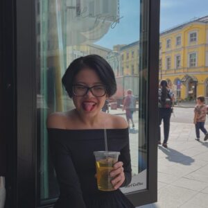 Taisiya Sheremet Instagram - «Я, игемон, говорил о том, что рухнет храм старой веры и создаться новый храм истины»
⠀
Ладно-ладно, каюсь. Простите, но я не могла удержаться от этой позёрской отсылки.
⠀
Речь идёт о моих розово-сопливых фотографиях в блоге, которые мне уже осточертели. Я больше не могу их видеть, что угодно лучше чем эти сопли в пастельно-жвачных тонах с фильтром 05 VSCO. Ну согласитесь?
⠀
Страшно вспомнить, но я придумала эту визуальную концепцию в далеком 2018 году, на заре этого блога. В то радужное безковидное время, она казалась мне гениальной, выверенной и слегка загадочной. То, что надо.
⠀
Думаю очевидно — я выросла из нее.
⠀
Справедливости ради скажу — этот блог окончательно перестал отражать мою личность примерно с ноября 2020 года.
⠀
Я тут недавно экспериментировала, лазая по архиву. И кое-что поняла — по количеству и качеству контента можно последовательно, с точностью до дней, отследить как, я кубарём летела в бездну, начиная с 2018 года. Как замещала блогом реальную жизнь, потому что в ней происходил неподконтрольный мне ужас. Как я сливалась в какой-то нездоровый симбиоз с блогом. Как мой перфекционизм и одержимость идеальной картинкой, в итоге, чуть не убили единственное место, где я могла отвести душу.
⠀
Если по-честному, ужас в моей жизни начался лет с 10. Какое-то время я вывозила сама, потом, года 4, меня держала на плаву школа, а затем этот блог.
⠀
Им я спасала остатки своей психики. Я проваливалась в эскапизм, чтобы не сойти с ума. Это было лучшим решением из всех что я могла принять, учитывая вводные данные.
⠀
Сейчас я по-немногу перестаю нуждаться в отведении души и эскапизме. Сливаться с блогом и загонять себя перфекционизмом по его поводу, я тоже более не планирую. Это не здорово.
⠀
Я уже полгода с переменным успехом выбираюсь из личного ада. Раньше я в нем варилась, об этом как-нибудь позже — теперь я двигаюсь к выходу. Выздоравливаю.
⠀
Разрушение храма старой веры планирую начать с фотографий и текстов под ними. Сторис пока снимать не хочу, но думаю это изменится.
⠀
Пока тут будет сборная солянка и поиски. С концепцией разберусь позже. Всё, я пошла искать истину♥️