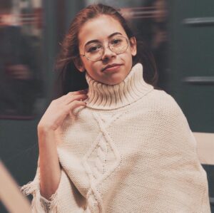 Taisiya Sheremet Instagram - Про рекламу
⠀
Рекламная компания в которой мужчин призывают не насиловать других людей - оскорбление мужчин, агрессивные феминистки всех достали (Gillett)
⠀
Рекламная в которой говорят: «Слезь с иглы мужского одобрения и сядь ему на лицо», «Моё тело моё дело», «Не вписываюсь ни в какие рамки» - оскорбление мужчин, агрессивные феминистки всех достали (Reebok)
⠀
Рекламная компания в которой женщин сравнили с собаками, назвали истеричками с ПМС, сравнили с вещью которую можно купить, подарить, продать, выебать, выкинуть - невинная шутка, феминистки везде видят свою дискриминацию женщин, достали (IKEA, Burger King, Dirol)
⠀
Рекламная компания в которой женщина - кусок мяса, приложение к мужчине с функцией готовить и сосать, реклама в которой полуголое женское тело или привязка к сексу вообще неуместна - невинная шутка, феминистки везде видят свою дискриминацию женщин, достали (Леонардо,Газпромбанк, Mazda)
⠀
-Не перепутай!-
⠀
...
⠀
Я даже не хочу говорить о том что тезис мол: «Секс продаёт» изжил себя. Если в 21 веке ваши рекламщики не в состоянии придумать цепляющую рекламу без привязки к сексу, то у вас хуевые рекламщики, гоните их вон
⠀
Мы настолько часто видим повсюду секс, что он перестаёт быть табу, как следствие перестаёт привлекать внимание
⠀
Более того неуместное наличие сексуализированного образа или намёка на секс в рекламе, отпугивает и вызывает раздражение.
⠀
Исследования говорят о том, что рынок рекламы сейчас настолько пресыщен, что обратить на себя внимание можно только креативностью, а неуместная сексуализация для многих является маркёром банальности
⠀
Еще секс в рекламе способствует более плохому восприятию бренда. Грубо говоря слоган: «Хуй соси, губой тряси» ты запомнишь, а вот компанию, чей это слоган - нет
⠀
Но несмотря на всеобщую ненависть к сексуализированной рекламе, на исследования говорящие о том, что она уже не эффективна, наши недопиарщики продолжают педалировать эту тему...
⠀
...
⠀
Все эти идиотские, унизительные рекламные кампании в которых объектом выступает женщина, а субъектом мужчина, нашей общественности очень нравятся
⠀
Продолжение ☝🏻