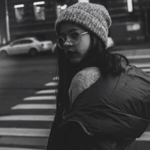 Taisiya Sheremet Instagram - Ругалась я вчера в группе в Facebook c несколькими родителями МВ-пациентов и мне сказали следующее:
⠀
«Вот Арсений* помогает МВ-родителям делом, пишет в прокуратуру, ходит в суды, а не просто балаболит в интернете как ты! Он помог уже 2000 МВшкам».
⠀
— Имя изменено
⠀
Арсений* это юрист и папа МВ-ребенка. Он проводит за деньги частные юридические консультации для родителей МВ-пациентов по теме: «Как сделать так, чтобы у моего ребенка были лекарства?»
⠀
Я не знаю, как он смог помочь 2000 МВ-пациентов,  если их в стране всего 4000. Где эти пациенты, большинство  которых из регионов, взяли деньги на его консультации, тоже вопрос открытый.
⠀
Ну ладно, вернёмся ко мне,
⠀
Классика,  это когда мимокрокодилы обвиняют меня в хайпе на муковисцидозе, но когда это делают свои, в чьих интересах я действую,  это уже что-то новое.
⠀
Я напомню, когда я начинала информационную компанию про лекарства в своем инстаграмме, я очень отчетливо сказала и в сторис, и в самом посте, что я не могу помочь  МВ-сообществу ничем кроме своего инстаграмма. Мол,  у меня есть небольшая аудитория, с ее помощью мы привлечём к нашей проблеме СМИ, журналистов, блогеров, политиков и тд.
⠀
Я сказала, что у нас в стране работает только огласка. Поймите правильно, я семнадцатилетний подросток, у меня нет высшего образования, я не могу ходить на суды с Минздравом, я не могу вышибать двери Росздравнадзора с ноги, я не могу волонтерить для МВ- больных, я не могу стоять в пикете, я не могу вести переговоры с чиновниками. Я делаю для общего дела максимум который я могу, я придаю огласке, происходящий беспредел.
⠀
Ремарка:
⠀
—Знаете в чем  прикол современной  России? У нас сейчас идет обмен заложников государства на лайки в интернете.
⠀
—Подкинули наркотики? Какой  бы вокруг тебя не скакал адвокат, он тебе не поможет. Тебе просто к половым губам или к мошонке подключат ток и ты расскажешь товарищу майору и как ты эти наркотики купил, и как дома у тебя находится нарколаборатория для изготовления амфетамина, и что ты террорист, экстремист и еще хуй знает кто. И тебя, мой дорогой, посадят на лет 6
⠀
—Инвалид без лекарств? Лечиться нечем?
⠀
Продолжение 👆🏻