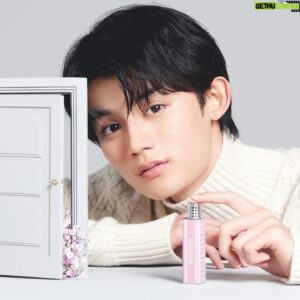 Taiyu Fujiwara Instagram - ミス ディオールから
新たなスティック フレグランス「MINI MISS」が誕生

豊かな花々が優しく香る、持ち運びにぴったりな1本です

@diorbeauty @dior #ミスディオール #PR