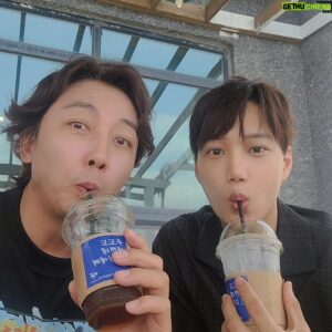 Tak Jae-hoon Instagram - #우도주막#열심히일하고#힐링타임#죽이잘맞아