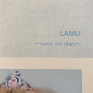 Takei Sara Instagram - 我が家のアイドル、モルモットのラムちゃんがついに1st写真集を作成しました♡
タイトルは「LAMU〜super fat diary〜」
日本語にすると「ラム激太り日記」です。
ラムちゃんの赤ちゃんの頃から現在に至るまでのわがままボディが収められております。
なんと、今回の写真集！全てヌードです！
モルモット、ラムちゃんの色っぽい姿見がたくさん見られる一冊となっております笑