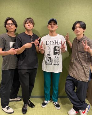 Takumi Kitamura Instagram - △ツアー完走しました。
仲間も駆けつけてくれて、なんだか小っ恥ずかしかった。まだまだ未熟すぎるけど、成長をたくさん感じたし、沢山の出会いに感謝しています。
この達成感と疾走感と終わっちゃった喪失感は初めてかもな。ぽっかり。

今日はリベンジャーズ公開です。
是非映画館で観てください。色んな想いはまた明日改めて話そうと思います。
みんなに感謝しています。ありがとう。