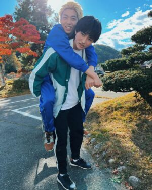 Takumi Kizu Instagram - 【佐原先生と土岐くん】2話！

ご視聴ありがとうございました！
佐原の過去がチラつく回でございました

佐原先生の足元に現れる土岐
とても好きなシーン
原作を読んですごく印象に残ってた場所だったのでワクワクしました

おんぶは結構大変だったよ
#ドラマ佐原先生と土岐くん
#さはとき
